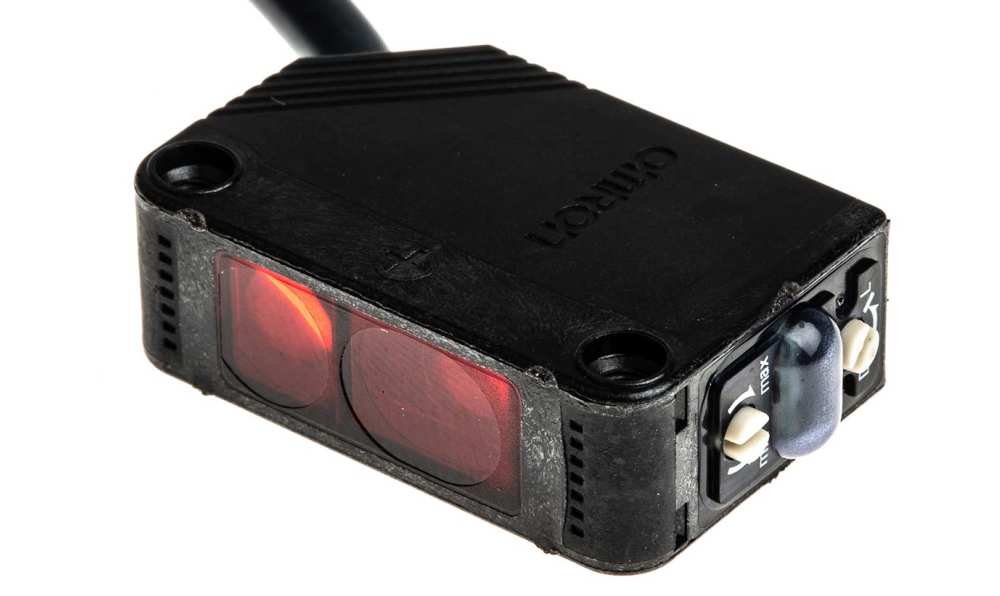 Omron E3Z-LS61 2M BY OMS, Background Suppression Photoelectric Sensor, Block Sensor, 20 mm → 200 mm Detection Range