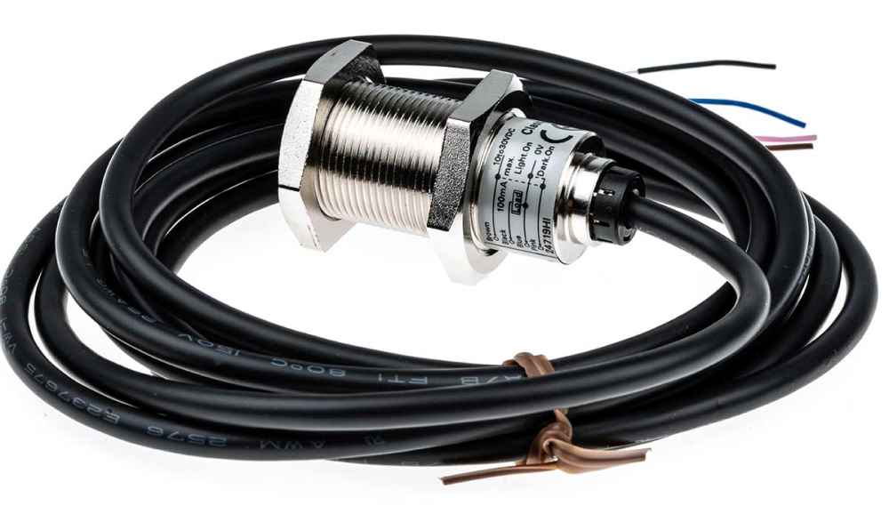 Omron E3FB-DP12 2M, Diffuse Photoelectric Sensor, Barrel Sensor, 300 mm Detection Range