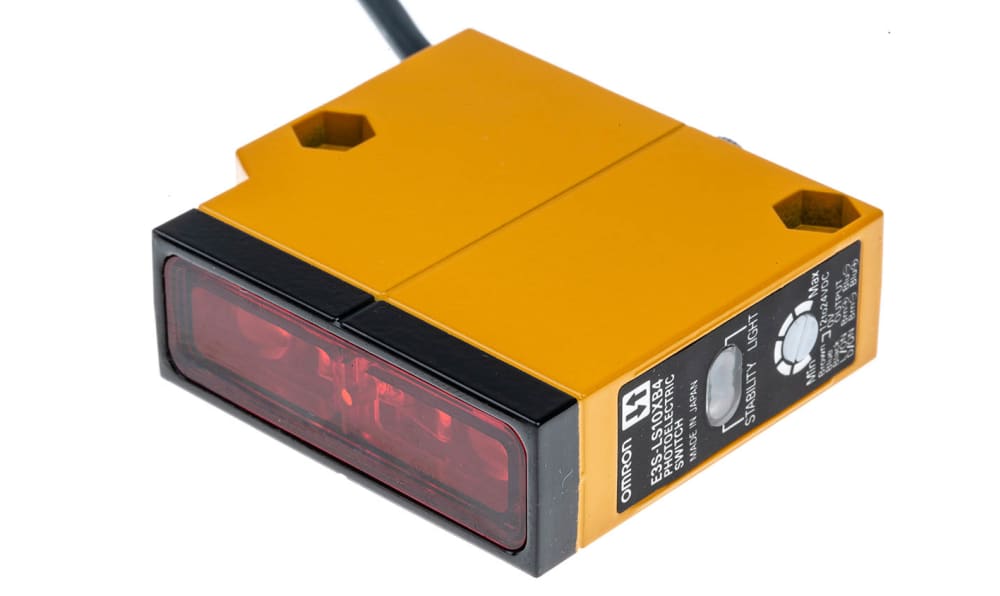 Omron E3S-LS10XB4, Diffuse Photoelectric Sensor, Block Sensor, 30 mm → 100 mm Detection Range