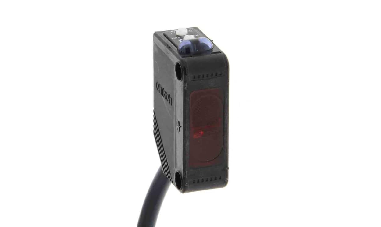 Omron E3Z-D81 5M, Diffuse Photoelectric Sensor, Block Sensor, 100 mm Detection Range
